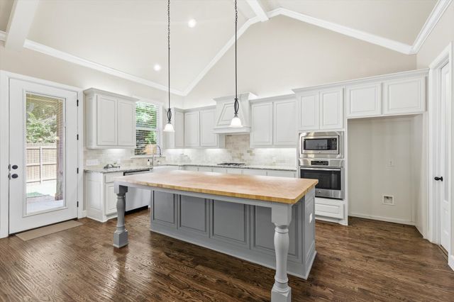 6901 Golf Green Drive, Arlington, TX 76001