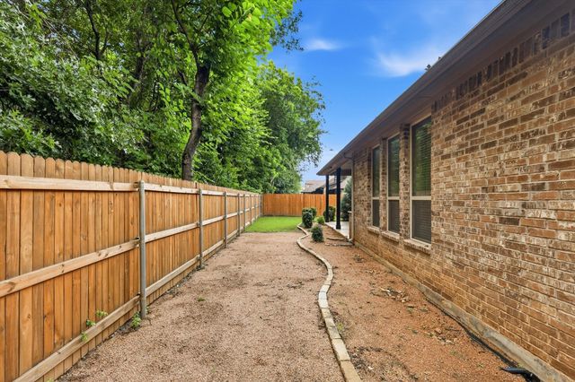 6901 Golf Green Drive, Arlington, TX 76001