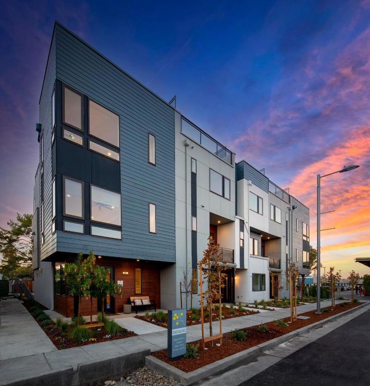 Image 13 of property listing at 100 Koa Court, Palo Alto, CA 94306