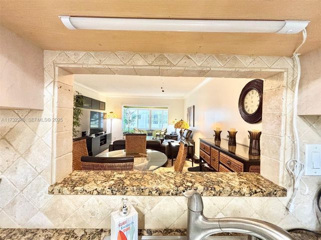 4806 NW 36th Street 501, Lauderdale Lakes, FL 33319