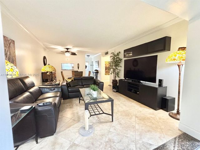 4806 NW 36th Street 501, Lauderdale Lakes, FL 33319
