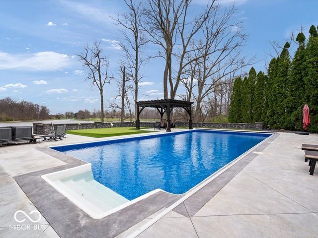 5720 N Sugar Hills Drive, Greenfield, IN 46140