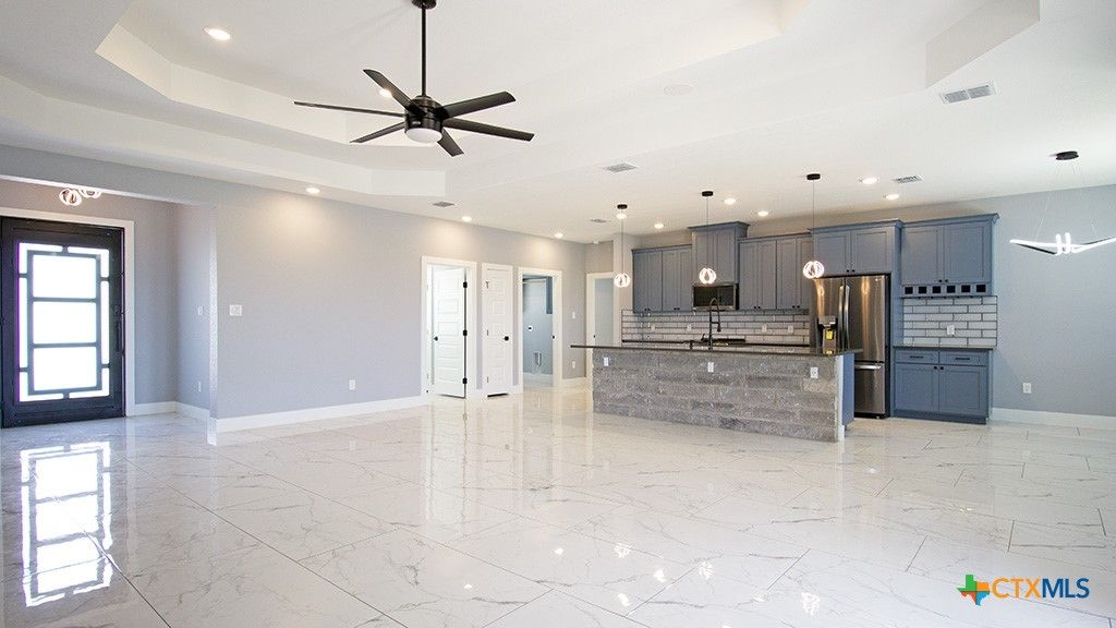 792 Lake Valley Drive, La Vernia, TX 78121