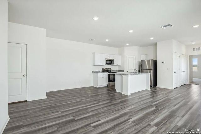 10621 Tufted Court, Adkins, TX 78101