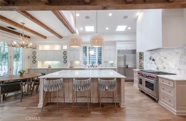 2100 Pine Ave, Manhattan Beach, CA 90266