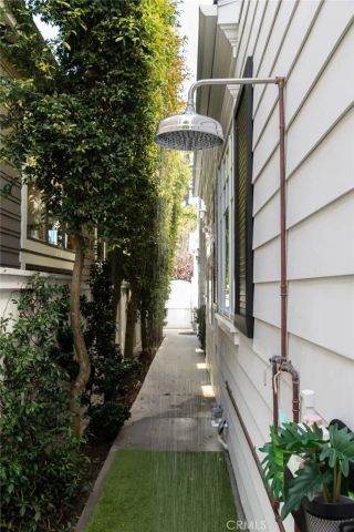 2100 Pine Ave, Manhattan Beach, CA 90266