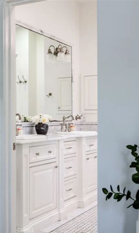 2100 Pine Ave, Manhattan Beach, CA 90266