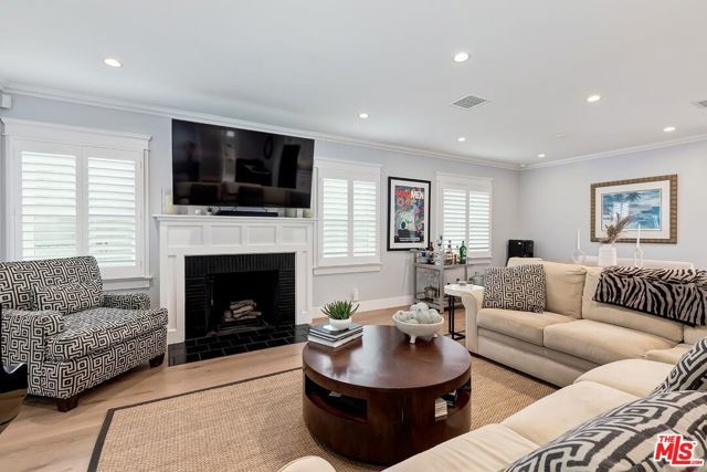 7404 Kentwood Avenue, Los Angeles, CA 90045