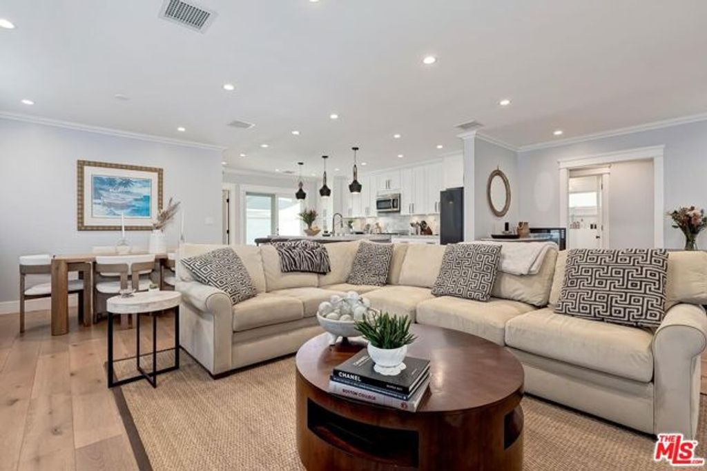 7404 Kentwood Avenue, Los Angeles, CA 90045