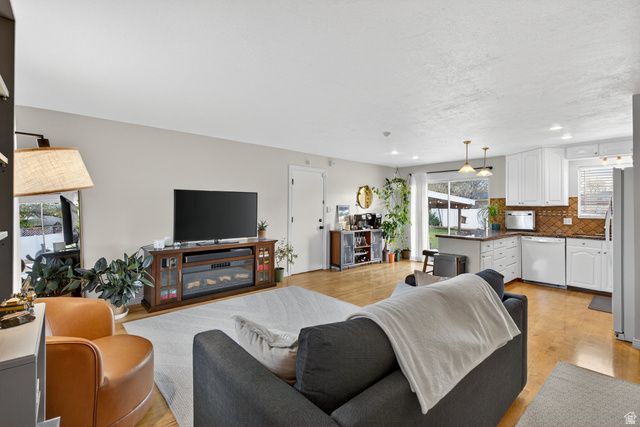 386 E PIONEER AVE, Sandy, UT 84070