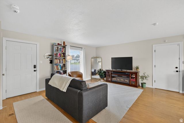 386 E PIONEER AVE, Sandy, UT 84070