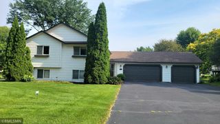 936 Bluff Pointe Drive, Chaska, MN 55318