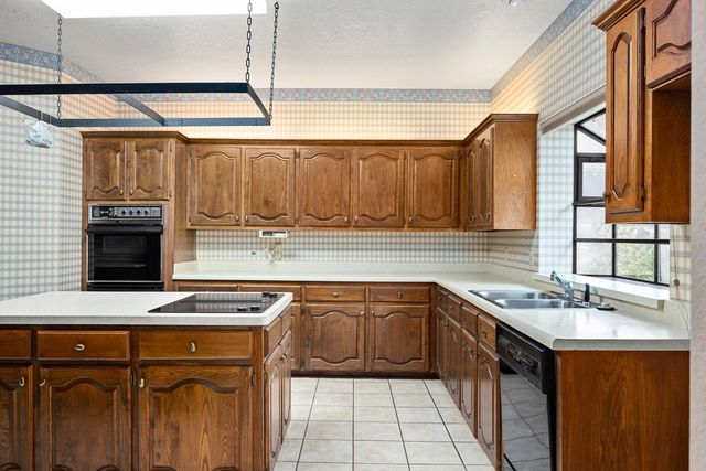 416 West Crest Dr, Kerrville, TX 78028