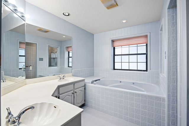 416 West Crest Dr, Kerrville, TX 78028