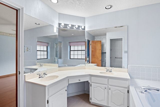 416 West Crest Dr, Kerrville, TX 78028