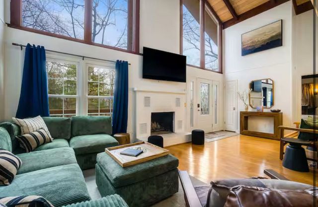 2964 HOPKINS DR, Mcgaheysville, VA 22840