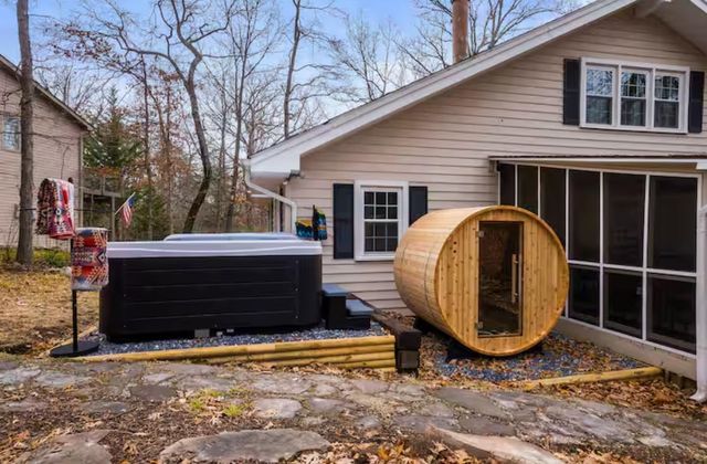 2964 HOPKINS DR, Mcgaheysville, VA 22840