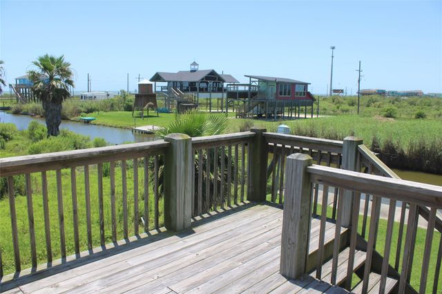 1051 Van Sant, Gilchrist, TX 77617