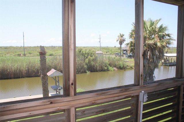1051 Van Sant, Gilchrist, TX 77617