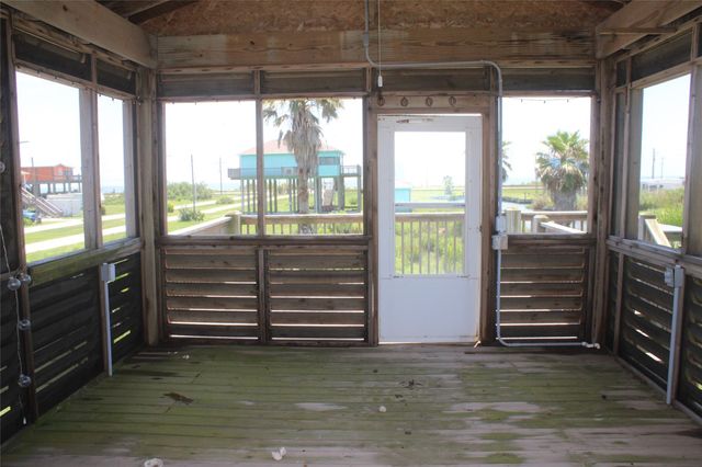 1051 Van Sant, Gilchrist, TX 77617