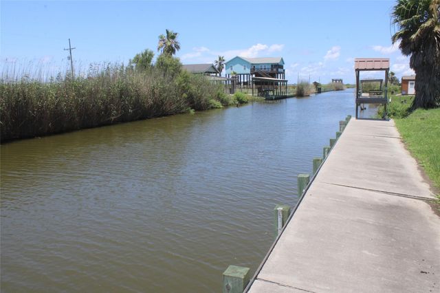 1051 Van Sant, Gilchrist, TX 77617
