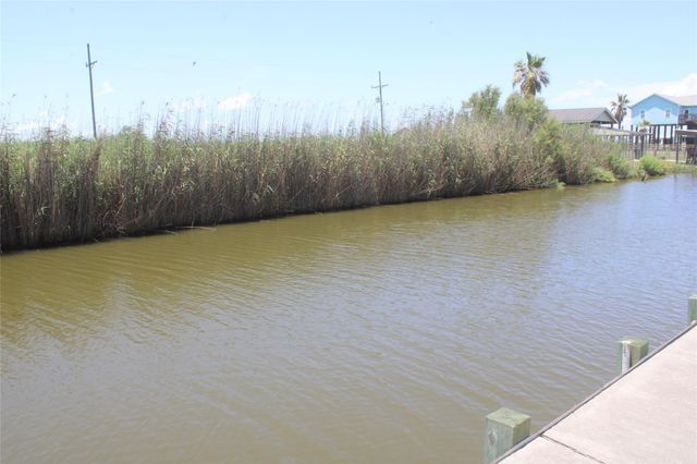 1051 Van Sant, Gilchrist, TX 77617