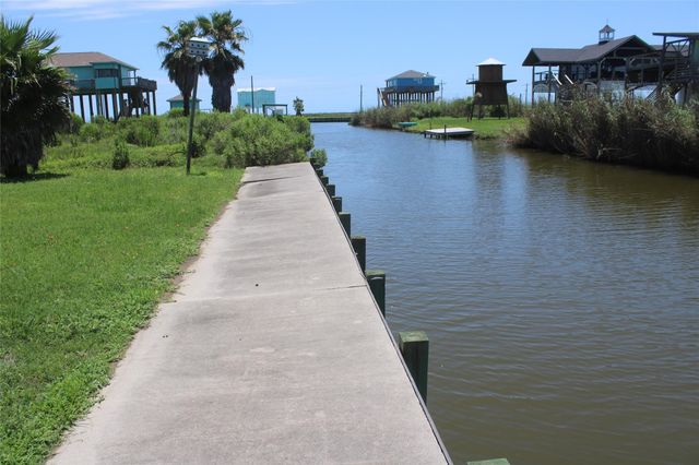 1051 Van Sant, Gilchrist, TX 77617
