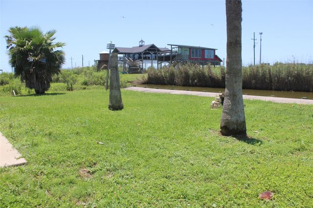 1051 Van Sant, Gilchrist, TX 77617