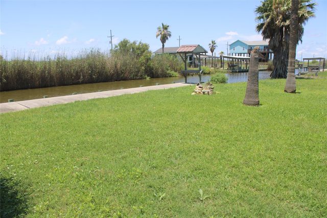 1051 Van Sant, Gilchrist, TX 77617