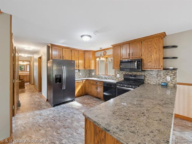 8560 Hough Road, Almont, MI 48003