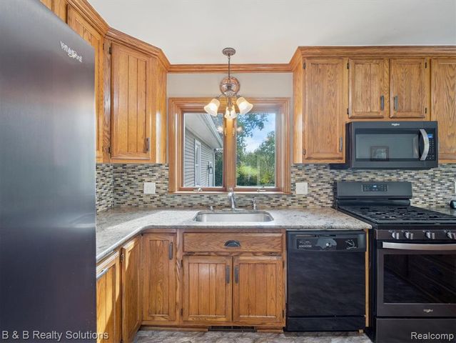 8560 Hough Road, Almont, MI 48003