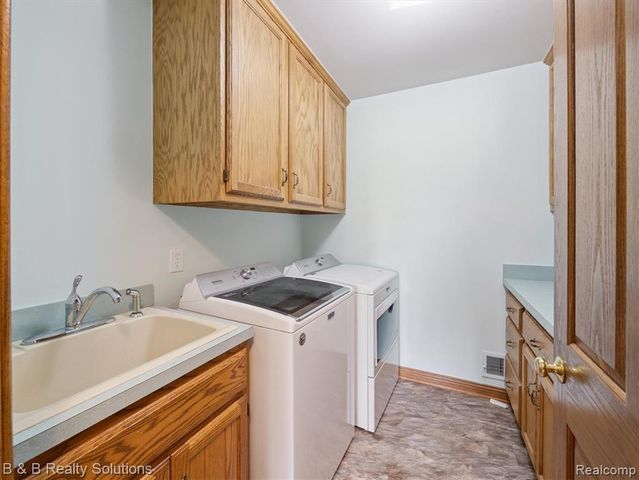 8560 Hough Road, Almont, MI 48003