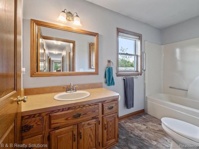 8560 Hough Road, Almont, MI 48003