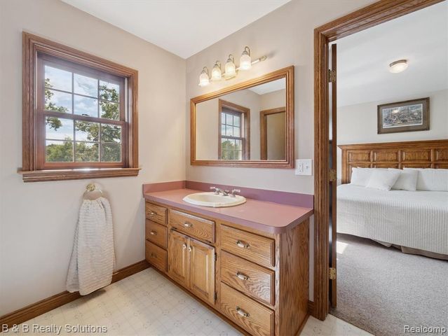 8560 Hough Road, Almont, MI 48003