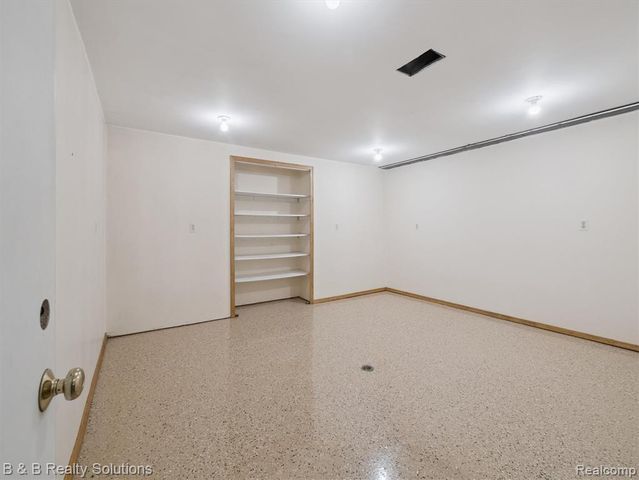 8560 Hough Road, Almont, MI 48003