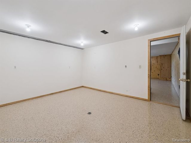 8560 Hough Road, Almont, MI 48003