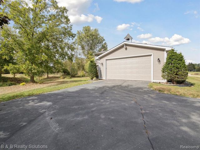 8560 Hough Road, Almont, MI 48003