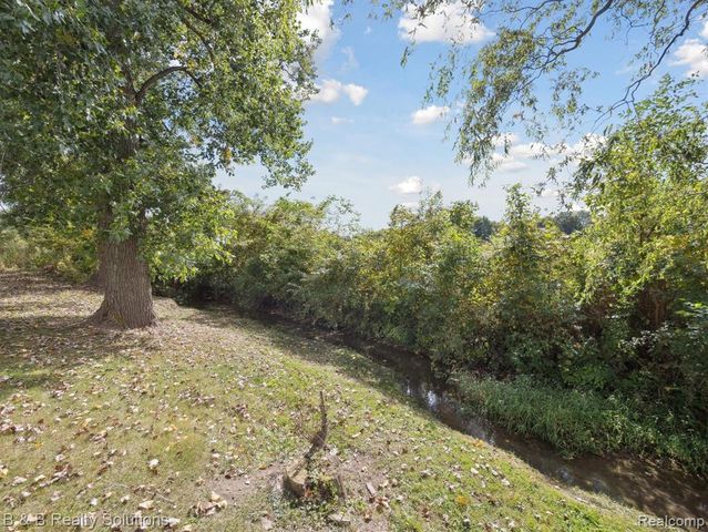 8560 Hough Road, Almont, MI 48003