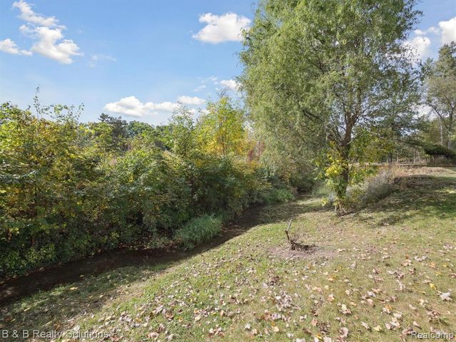 8560 Hough Road, Almont, MI 48003