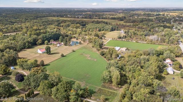 8560 Hough Road, Almont, MI 48003