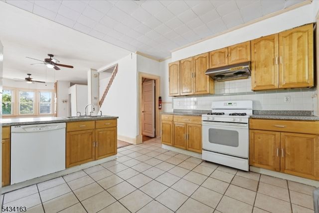 55 Thompson St, Raritan Boro, NJ 08869