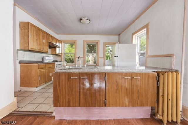 55 Thompson St, Raritan Boro, NJ 08869