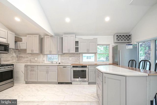 1404 8TH AVE, Williamstown, NJ 08094
