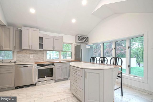 1404 8TH AVE, Williamstown, NJ 08094