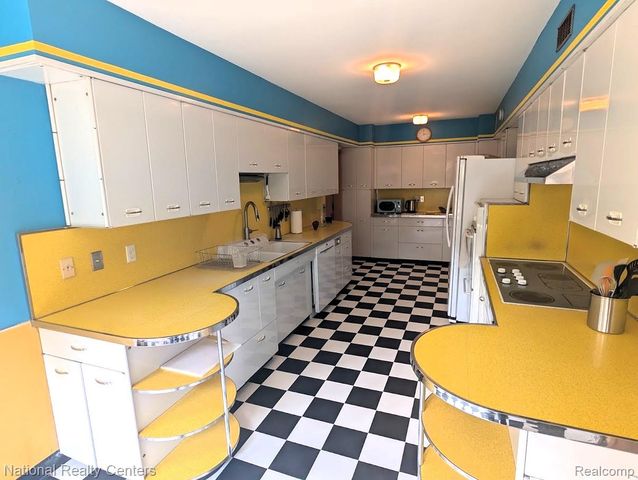 821 Pemberton Road, Grosse Pointe Park, MI 48230