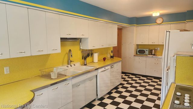 821 Pemberton Road, Grosse Pointe Park, MI 48230