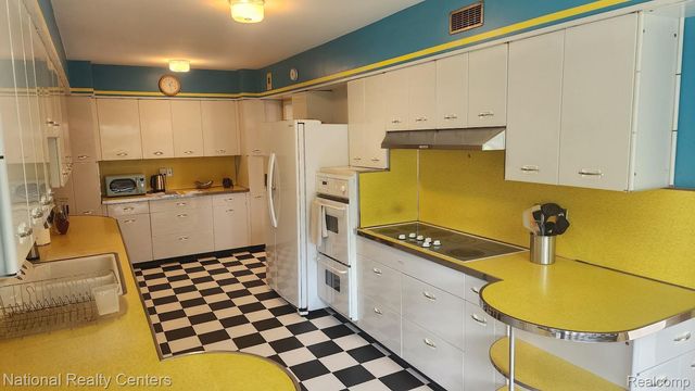 821 Pemberton Road, Grosse Pointe Park, MI 48230