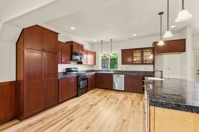 1054 Pumpkin Ridge Drive, Eagle Point, OR 97524