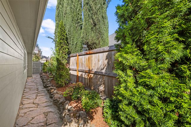 1054 Pumpkin Ridge Drive, Eagle Point, OR 97524