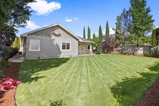 1054 Pumpkin Ridge Drive, Eagle Point, OR 97524